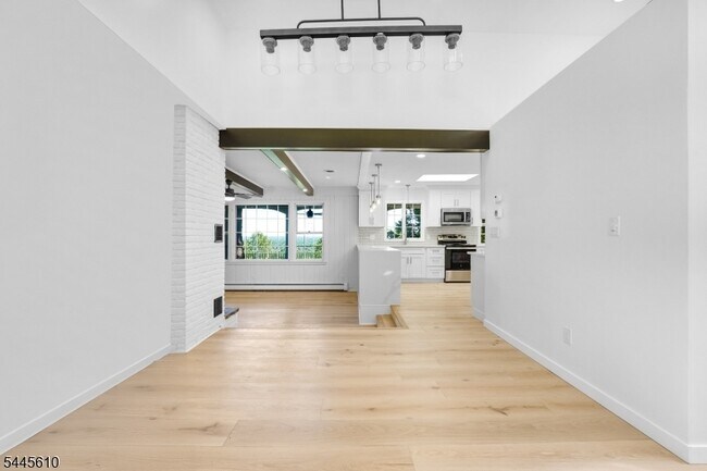 Building Photo - 306 Warrenville Rd