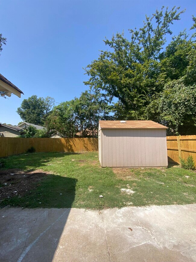 Building Photo - 797 N Merton St