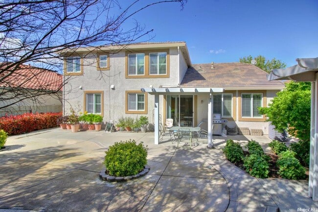 Building Photo - 4 Bedroom / 3 Bathroom Home in Elk Grove – Bedroom & Full Bath Downstairs SEE VIDEO