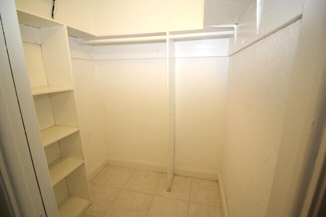 Building Photo - 551 SE 15th St