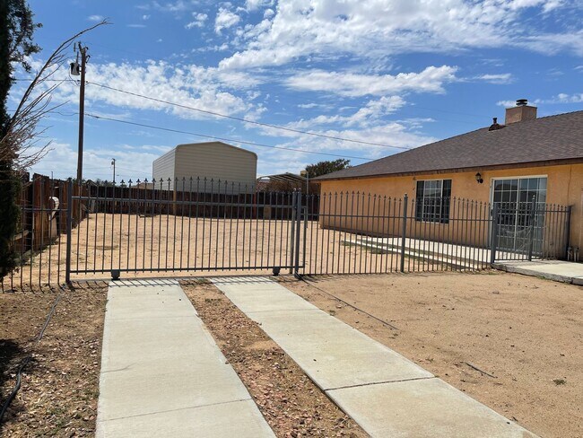 Building Photo - READY NOW! 3+2 with garage and large fenced backyard