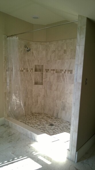 Master Bath - 1339-2 W North Ave