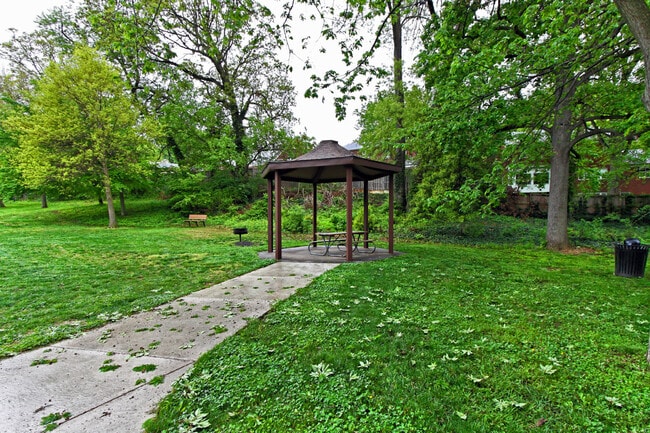 Building Photo - Blocks to Crystal City Metro and just minutes to Washington, D.C. via the 14th Street Bridge