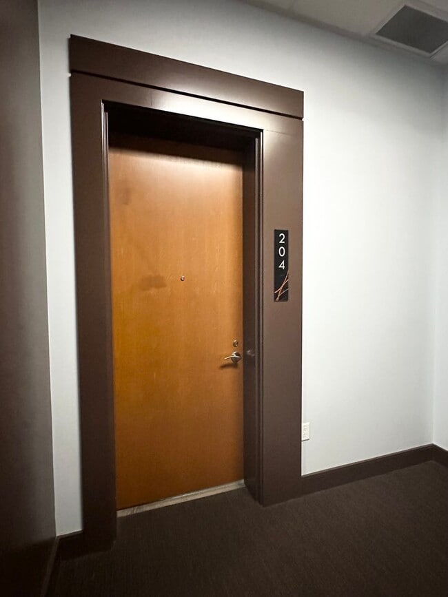 Building Photo - 1 Bedroom, 1 Bath Condo in the Heart of Do...
