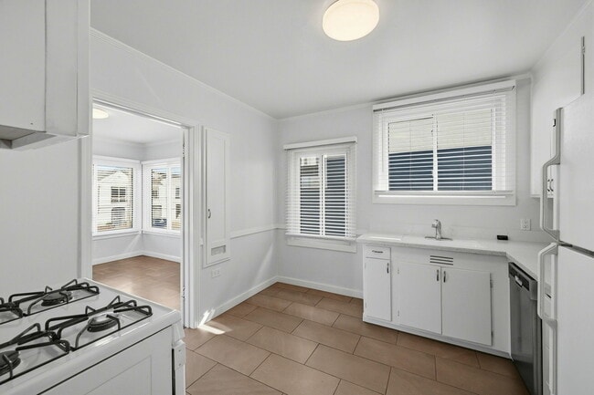 Building Photo - 4439 Kirkham St