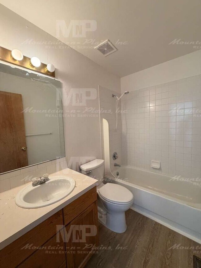 Building Photo - 4400 Vista Dr
