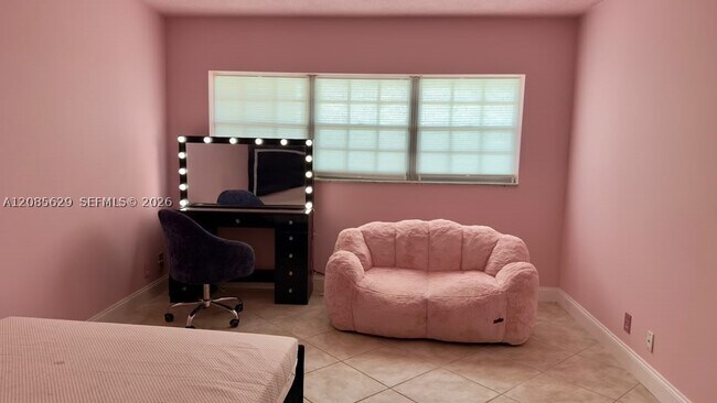 Building Photo - 3150 N Palm Aire Dr