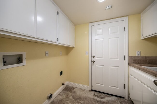 Building Photo - Beautiful 4 Bedroom Home on Cul-de-sac