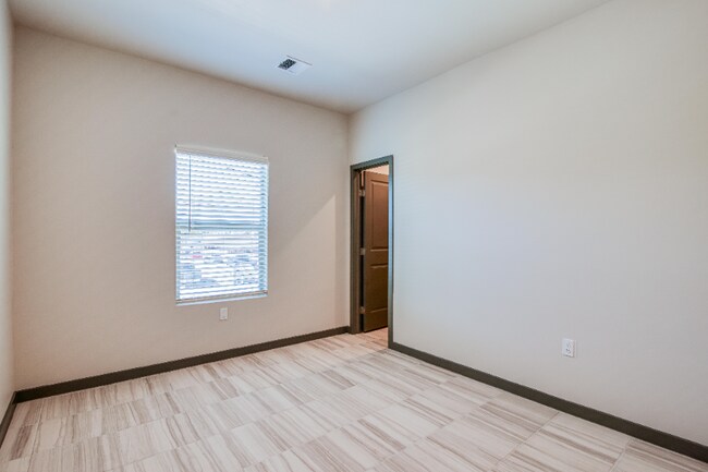 Building Photo - 8945 Robert Dr