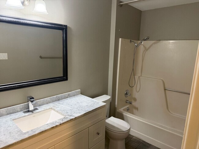 Building Photo - 2 S Hampton Cove