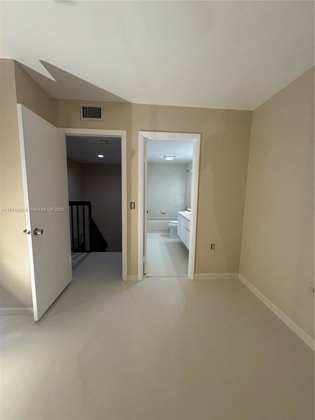 Building Photo - 119 Live Oak Ln