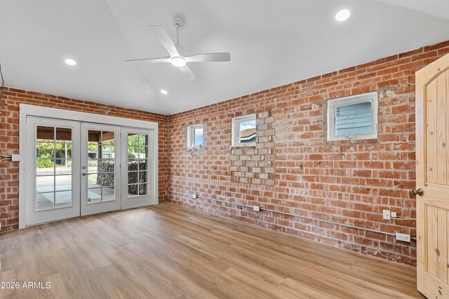 Building Photo - 4213 E Lewis Ave