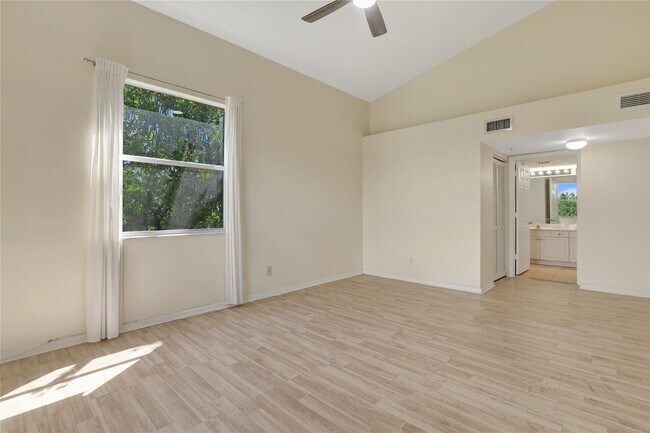 Building Photo - 529 E Sheridan St