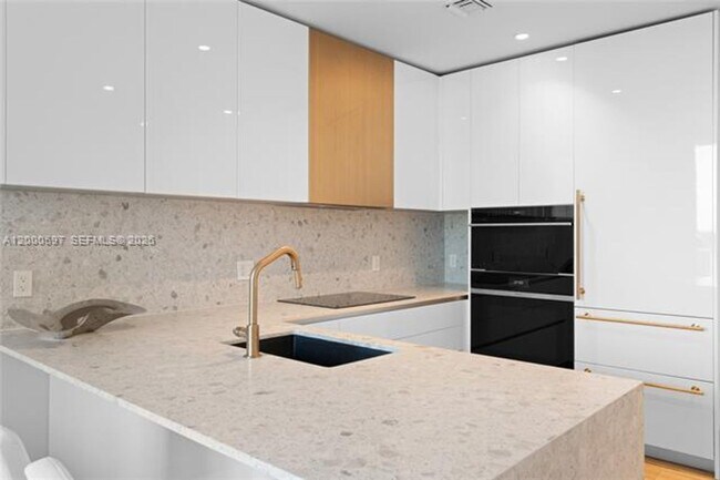 Building Photo - 2678 Tigertail Ave