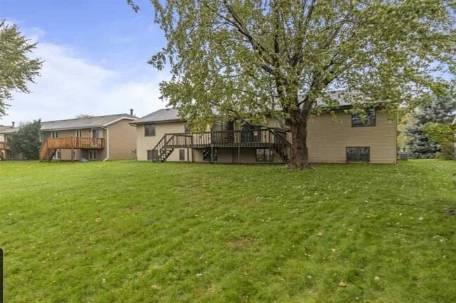 Building Photo - 2310 Skylark Dr