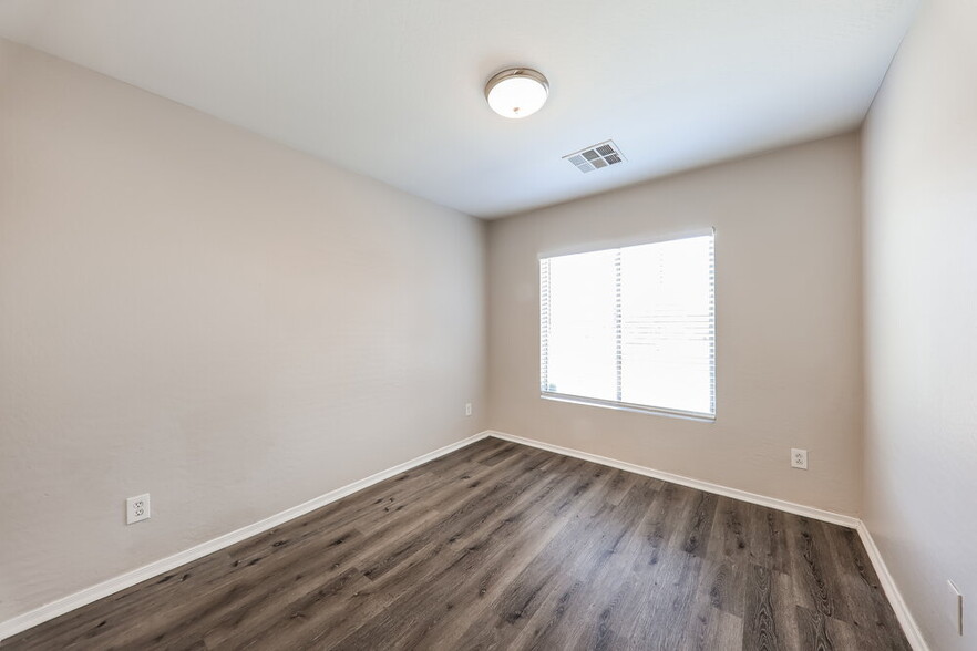 Building Photo - 1018 S 166th Dr