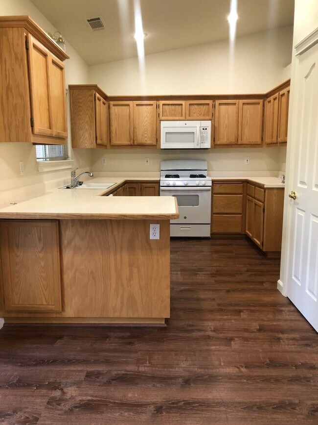 Building Photo - 1543 Lakeside Dr
