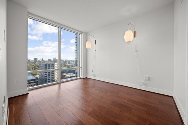 Building Photo - 300 Bowie St