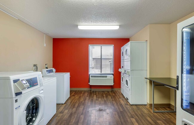 Building Photo - Furnished Studio-Omaha - West