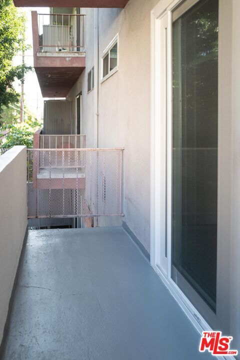 Building Photo - 860 S Kingsley Dr