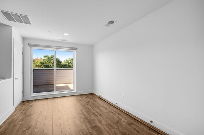 Building Photo - Spacious 4-level Home| 3 bedrooms + Garage parking!