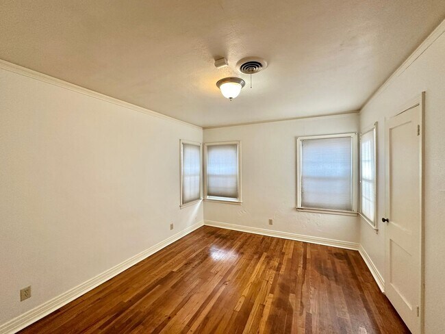 Building Photo - If You’ve Been Looking for Cozy, This Might Be It | 2/1 Pre-Leasing For 8/1