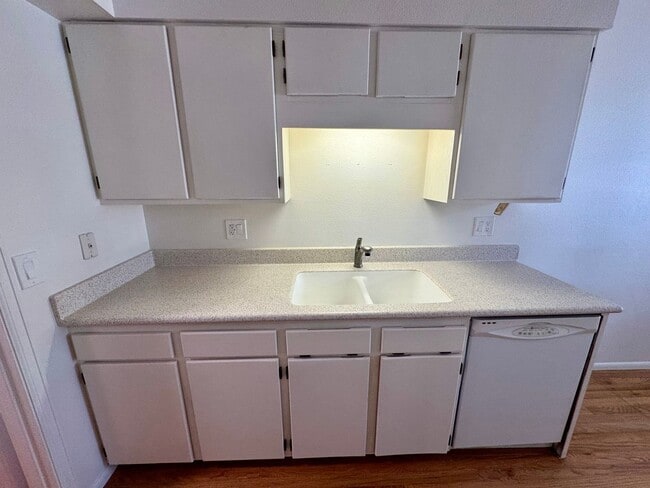 Building Photo - Updated 2 Bedroom with AC
