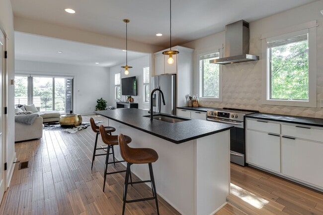 Building Photo - Great modern HPR with garage and view of the river!