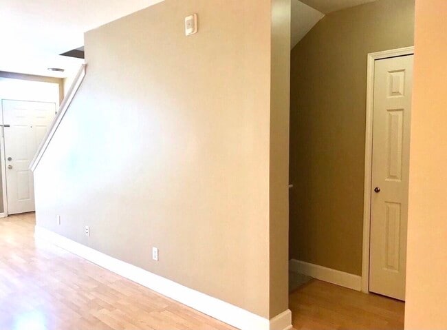 Building Photo - 3035 Camden Dr