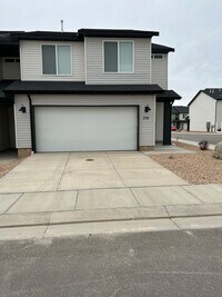 Building Photo - Charming Townhome