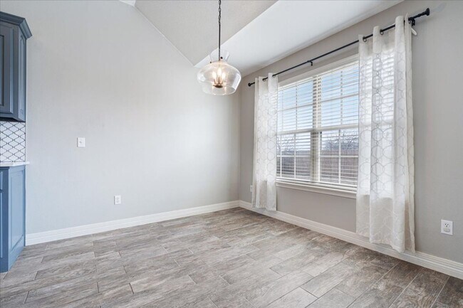 Building Photo - Discover this spacious 4-bedroom, 2-bath home