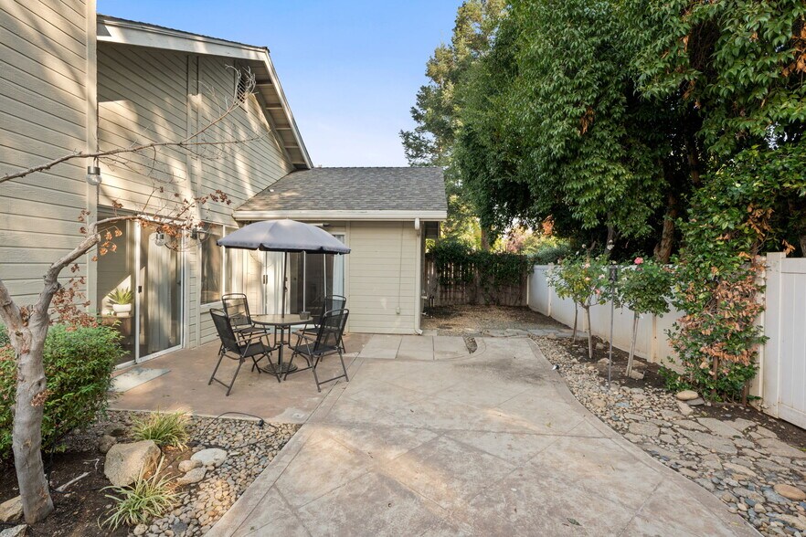 Building Photo - 9178 N Woodlawn Dr