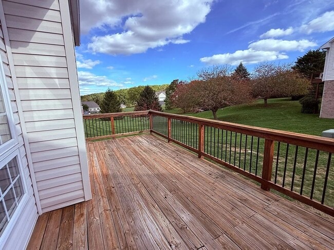 Building Photo - Gorgeous 3 Bedroom, 3 Bath Pet Friendly