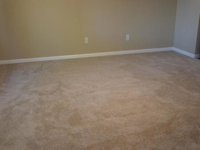 Building Photo - Lots of room