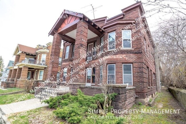 Building Photo - 610 Michigan St NE