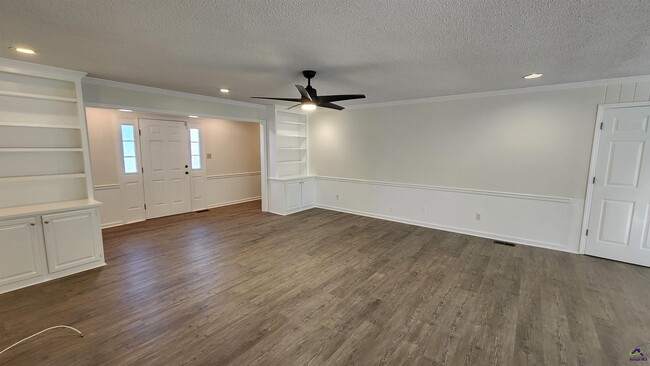 Building Photo - 114 Van Dr