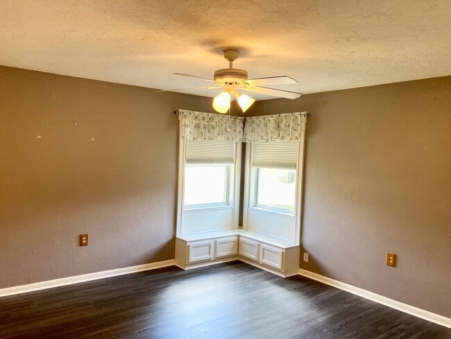 Building Photo - Available soon! 2 bedroom, 1.5 bath home w...