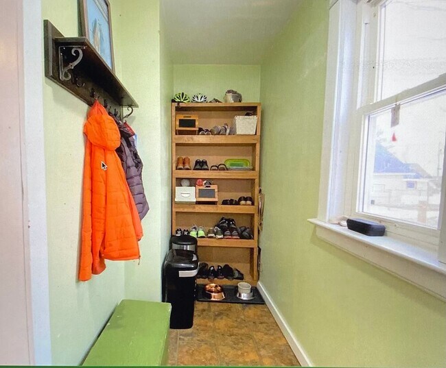 Building Photo - Coming soon - 3 BED 1 BATH -  start date to be determined.