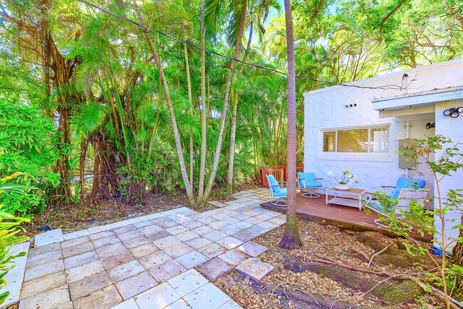 Building Photo - 1139 Venetia Ave