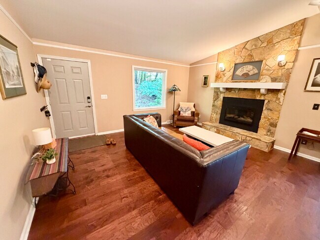Building Photo - 4 Bedroom home Keowee Key Community