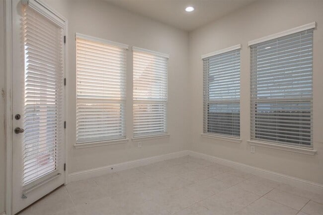 Building Photo - 14928 Iveans Way