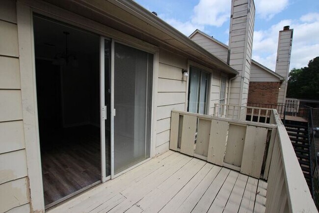 Building Photo - Coming Soon! 2 bed 2 bath Apartment in Sou...