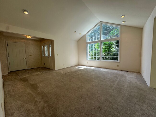 Building Photo - Hucrest home with 3 car garage