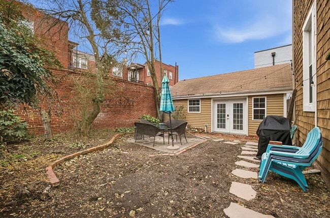 Building Photo - 831 Gates Ave