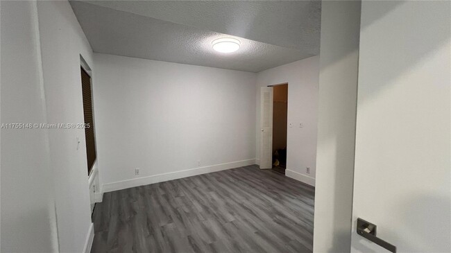 Building Photo - 9811 Westview Dr