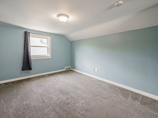 Building Photo - Charming 3 Bedroom Home Available in Quiet Pontiac Neighborhood