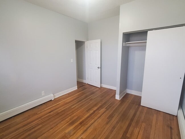 Building Photo - 10 Abbotsford St