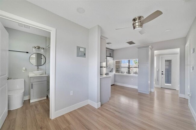 Building Photo - 4521 Edgewater Dr