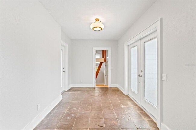 Building Photo - 205 Garden Cir N