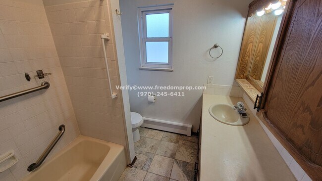 Building Photo - Established 3 bedroom 2 bath home